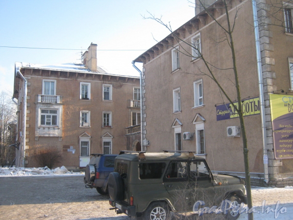 2-я Комсомольская ул., дома 22 корп.1 (справа) и корп. 2 (слева). Фото со стороны дома 20, корп. 1. Фото январь 2012 г.