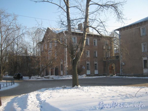 Перспектива домов 22 (корп. 1 и 2)(справа и посередине) по ул. 2-ой Комсомольской и дом 21, корп. 2 (в глубине слева) по ул. Пограничника Гарькавого. Фото от угла дома 20 по 2-ой Комсомольской ул. Фото январь 2012 г.