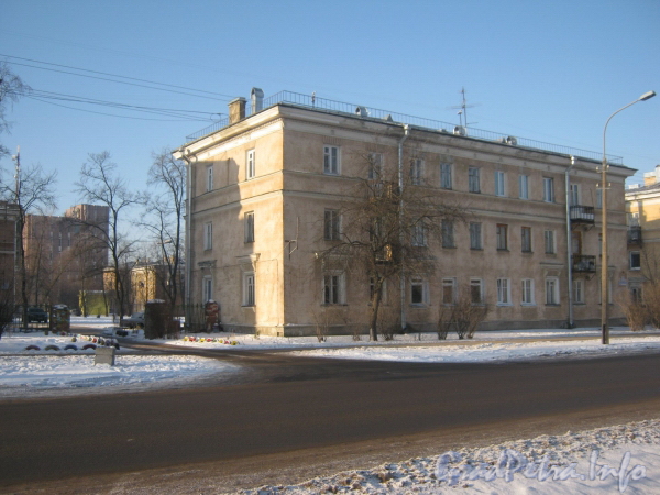 2-я Комсомольская ул., дом 17. Фасад дома и въезд во двор. Фото январь 2012 г.