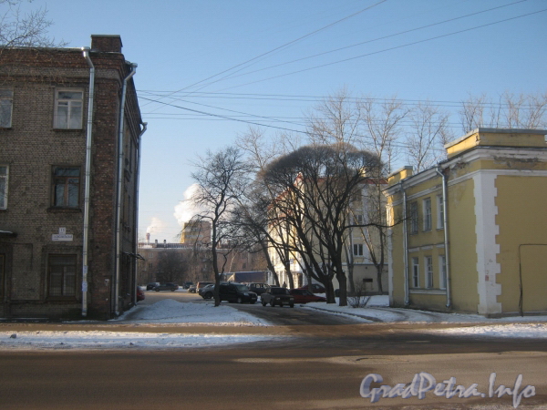 2-я Комсомольская улица. Проезд между домом 13, корп. 1 (слева) и домом 11, корп. 1 (справа). Фото январь 2011 г.