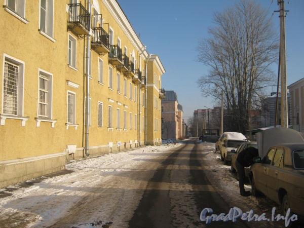 Проезд параллельно 10 дому по 2-ой Комсомольской ул. Вдали слева - дом 9 по ул. Пограничника Гарькавого. Фото январь 2011 г.
