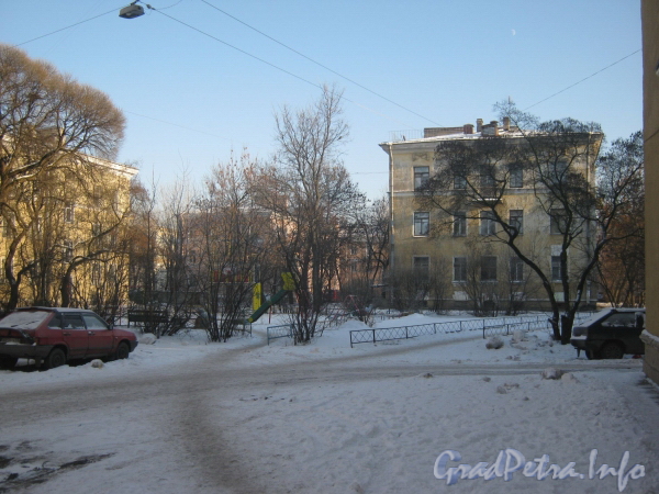 Ул. Пограничника Гарькавого, дом 7, корп. 3. Двор ограниченный домом 7, корп. 3 по ул. Пограничника Гарькавого и домами  10 и 8 по 2-ой Комсомольской ул. Вид со стороны 2-ой Комсомольской ул. Фото январь 2011 г.