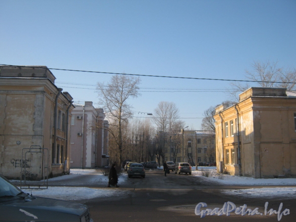 Проезд между домами от 2-ой Комсомольской ул. к ул. Лётчика Пилютова. Слева дом 7, корп. 1 и дом 7, корп. 2(вдали), справа дом 5 - по 2-ой Комсомольской и дом 6, корп. 2 по Пилютова (вдали). Фото январь 2011 г.