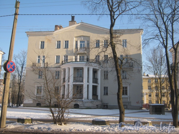 Ул. Летчика Пилютова, дом 10. Фасад дома со стороны ул. Лётчика Пилютова. Фото январь 2011 г.