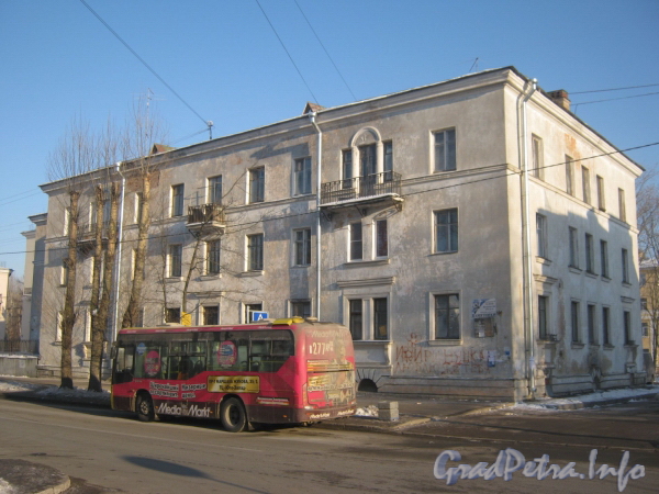Ул. Летчика Пилютова, дом 12. Вид правой части фасада. Фото январь 2011 г.