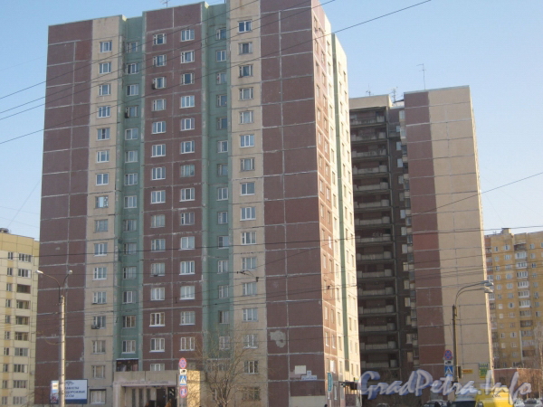 Ул. Десантников, дом 22. Фасад дома и парадная со стороны ул. Десантников. Фото февраль 2012 г.