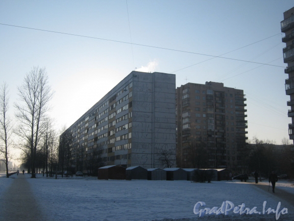 Ул. Летчика Пилютова, дом 17 (справа) и дом 23 (слева). Общий вид со стороны универсама «Пятёрочка». Фото февраль 2012 г.