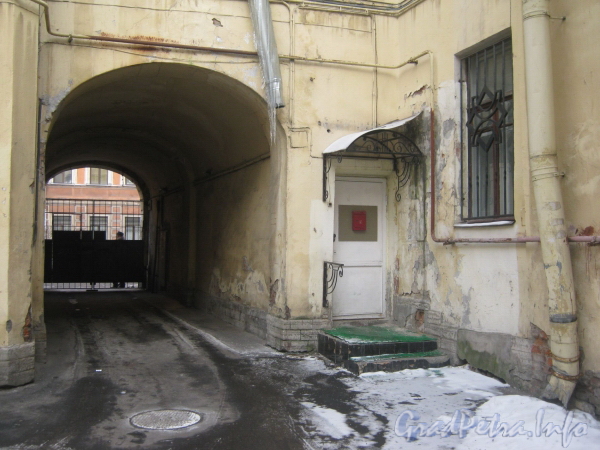 2-я Советская ул., дом 27.  Вид со двора на арку и парадную. Фото февраль 2012 г.