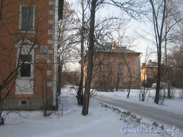 Слева - дом 19 корпус 1 по ул. Пограничника Гарькавого и табличка с номером дома на нём, справа - дом 18 корпус 3 по 2-ой Комсомольской ул. Фото февраль 2012 г.