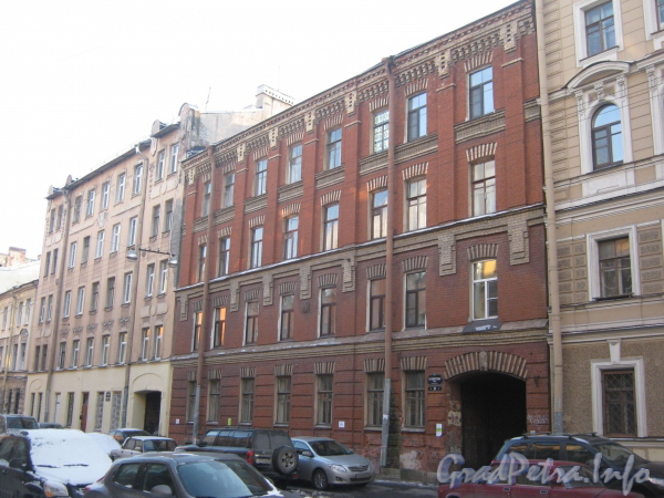 Ул. 4-я Советская, дома 23 (красный справа) и 25 (левее). Фото февраль 2012 г.