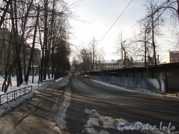Перспектива улицы Александра Матросова от улицы Харченко в сторону Парголовской улицы. Фото февраль 2012 г.