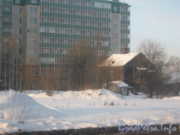 6-яжерновская ул., дом 28 (на переднем плане), на заднем плане - новый дом 19. Фото февраль 2012 г.