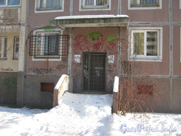 Ул. Чудновского, дом 8, корп. 1. Фрагмент фасада со стороны ул. Чудновского. Фото февраль 2012 г.