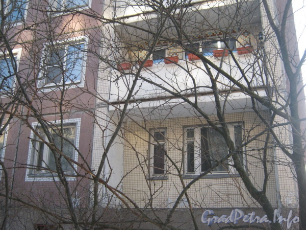 Ул. Чудновского, дом 8, корп. 1. Фрагмент фасада жилого дома. Фото февраль 2012 г.