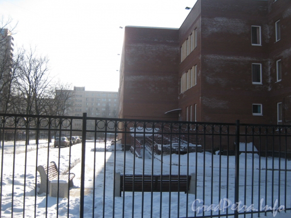 Ул. Чудновского ул. дом 4, корп. 1. Фрагмент фасада здания и дворика. Фото февраль 2012 г.