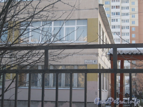 Ул. Чудновского ул. дом 4, корп. 2. Фрагмент фасада здания. Фото февраль 2012 г.