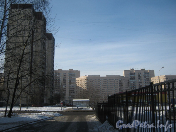 Ул. Чудновского, дом 13 (слева) и Российский пр., дом 14 (право). Фото февраль 2012 г.