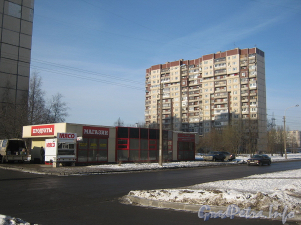 Ул. Чудновского, дом 5, корп. 1 (торговый павильон) и дом 1  (правый). Фото февраль 2012 г.