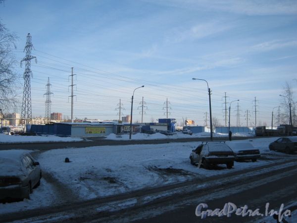 Ул. Кржижановского, дом 13. Общий вид на гаражи и высоковольтные линии. Фото февраль 2012 г.