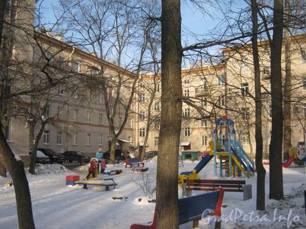 Коммуны ул., дом 58. Детская площадка во дворе. Фото февраль 2012 г.