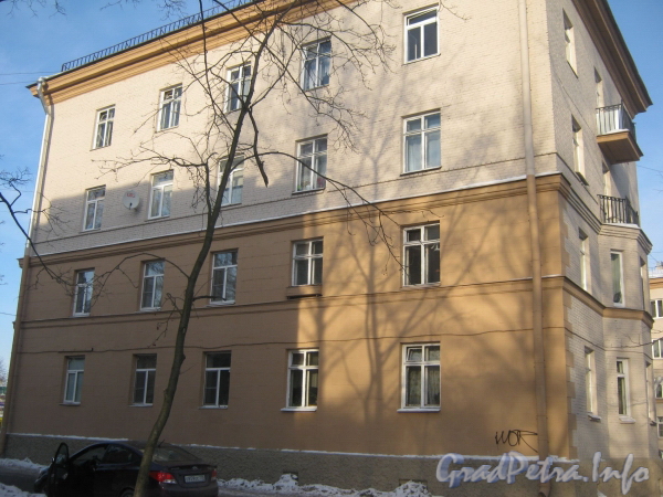 Коммуны ул., дом 58. Часть здания со стороны дома 41 корпус 2 по Ириновскому пр. Фото февраль 2012 г.