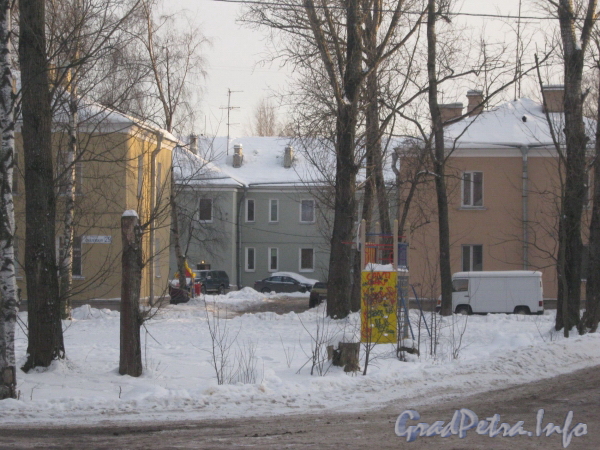 Вид с Ковалёвской ул. на дома: слева - 29 по ул. Ковалёвской (с табличкой), посредине - 38, справа - 36 по Беломорской ул. Фото февраль 2012 г.