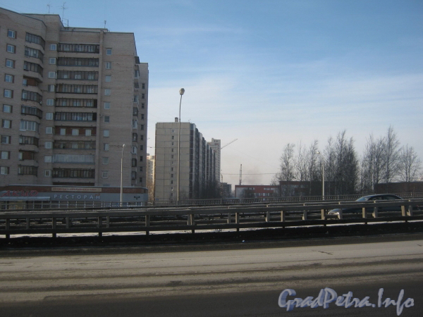 Фрагмент фасада дома 14 по Российскому пр. (левый) и дом 5 корпус 2 по ул. Кржижановского (правый). Фото февраль 2012 г.
