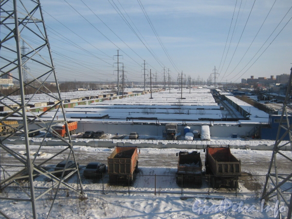 Вид с Российского путепровода на гаражи «КАС 22 Невского района». Фото февраль 2012 г.
