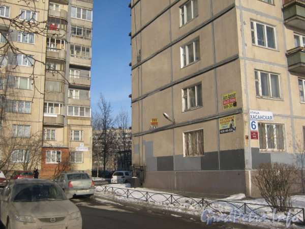 Хасанская ул., 6, корп. 1. Проезд между домами 4 корпус 1 (слева) и 6 корпус 1 (справа). Фото февраль 2012 г.