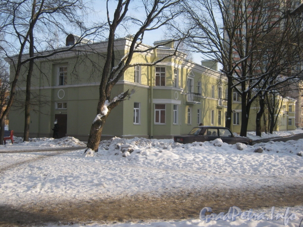 Ул. Коммуны, дом 56, корп. 2. Общий вид со стороны дома 41 корпус 2 по Ириновскому пр. Фото февраль 2012 г.