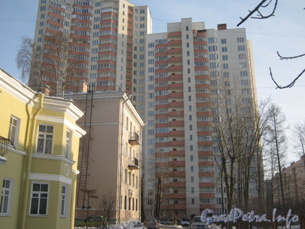 Три дома по ул. Коммуны: дом 50 (высотка), 52 (розовый) и 54 (желтый). Фото февраль 2012 г.