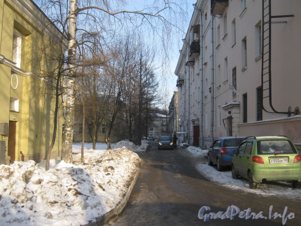 Проезд вдоль парадных дома 52 (справа) в сторону ул. Коммуны. Фото февраль 2012 г.