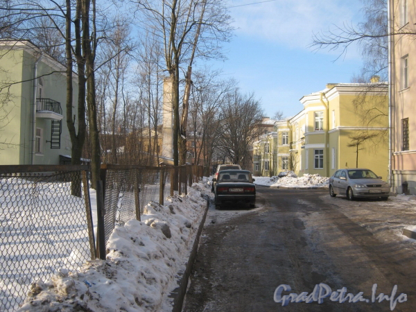 Въезд с Отечественной улицы во дворы вторых корпусов домов 54 (справа на переднем плане) и 56 (далее справа). Фото февраль 2012 г.