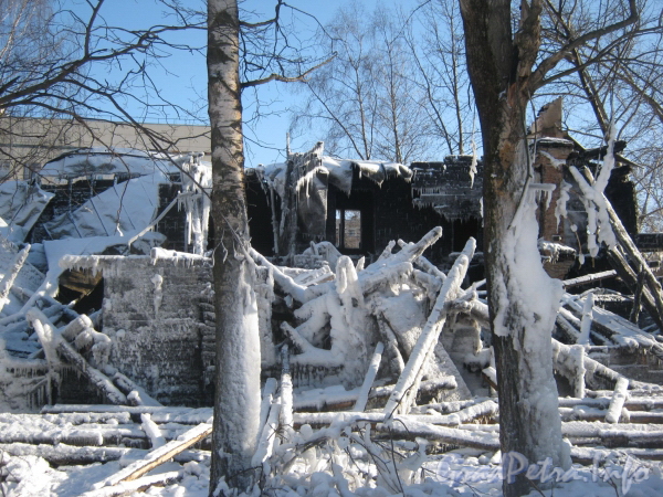 Ул. Тамбасова, дом 23, корп. 2. Сгоревший 2-этажный деревянный дом. Фото февраль 2012 г.