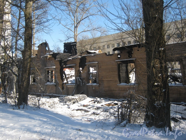 Ул. Тамбасова, дом 21, корп. 3. Сгоревший 2-этажный деревянный дом. Фото февраль 2012 г.