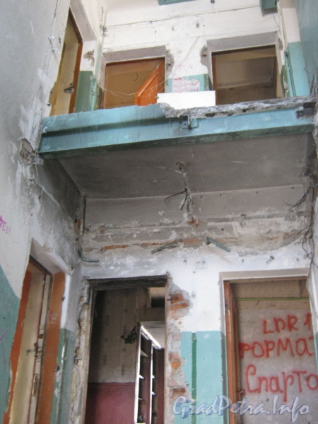 Ул. Тамбасова, дом 21, корп. 4. Внутри парадной. Вид на 2-й этаж. Фото февраль 2012 г.