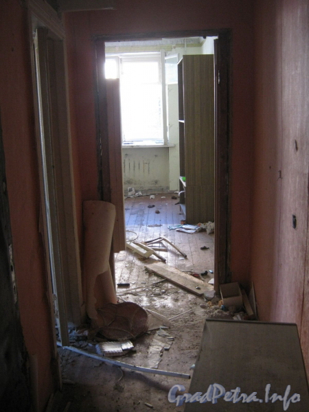 Ул. Тамбасова, дом 21, корп. 4. Внутри заброшенного дома. В коридоре одной из квартир. Фото февраль 2012 г.