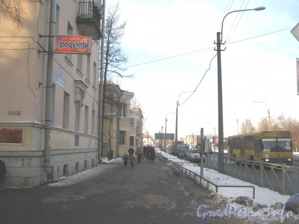 Перспектива четной стороны улицы Коммуны от Отечественной улицы в сторону Ириновского проспекта. Фото февраль 2012 г.