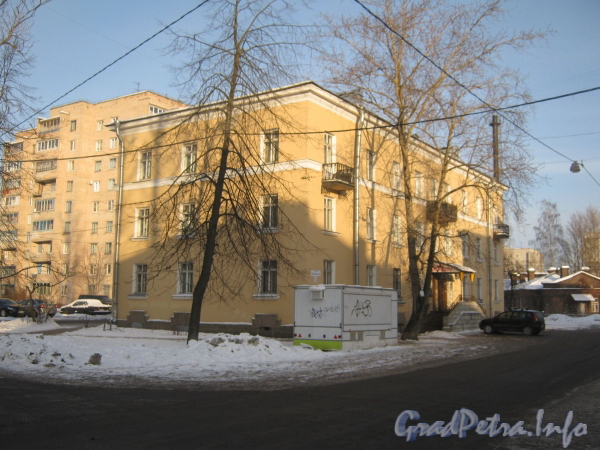 Ковалевская ул., дом 10. Общий вид со стороны дома 77 по Рябовскому шоссе. Фото февраль 2012 г.
