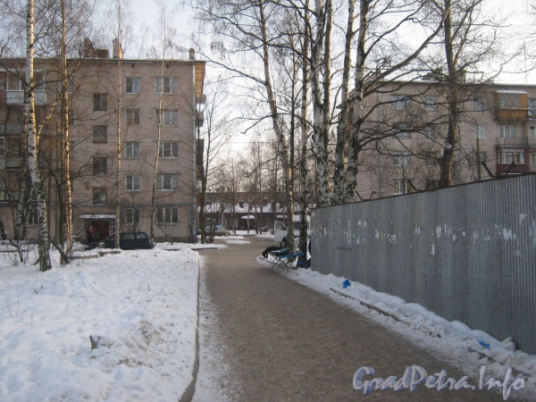 Проход от трамвайного кольца к Ковалёвской ул. между домами 18 корпус 2 (справа) и 22 корпус 2 (слева). Фото февраль 2012 г.