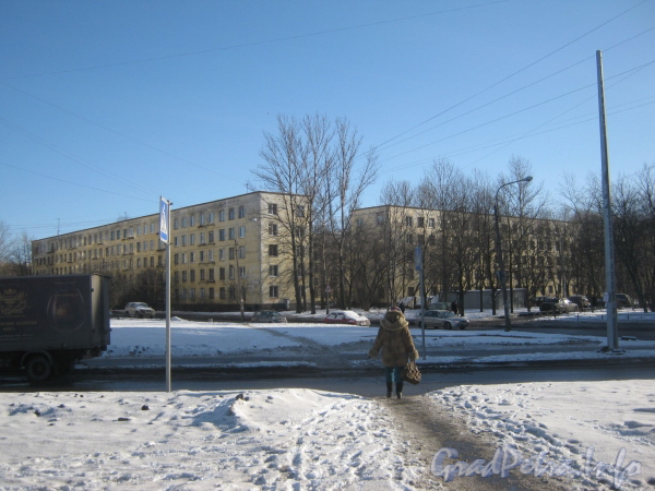 Ул. Бурцева, дом 1 (слева) и дом 3 (справа). Перекресток улицы Бурцева и проспекта Маршалажукова. Фото февраль 2012 г.