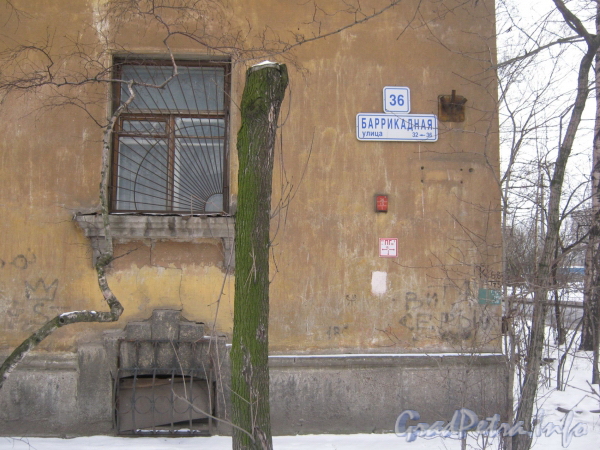 Баррикадная ул., дом 36. Фрагмент фасада здания и табличка с номером дома. Фото февраль 2012 г. 