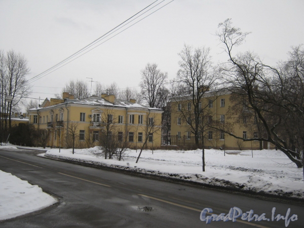 Ул. Белоусова, дом 18. Общий вид на дома 18 (слева) и 18 корпус 1 (справа) от дома 19 по ул. Белоусова. Фото февраль 2012 г.