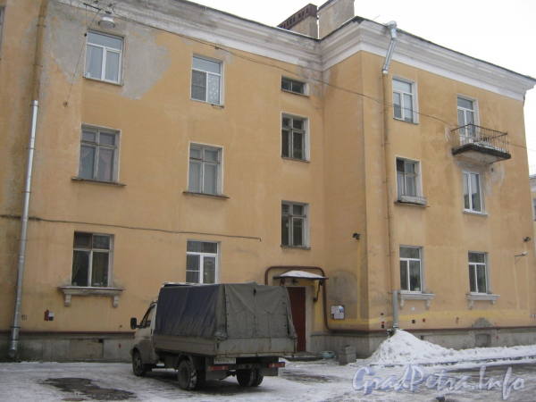 Ул. Белоусова, дом 27. Общий вид дома со стороны парадной. Фото февраль 2012 г.