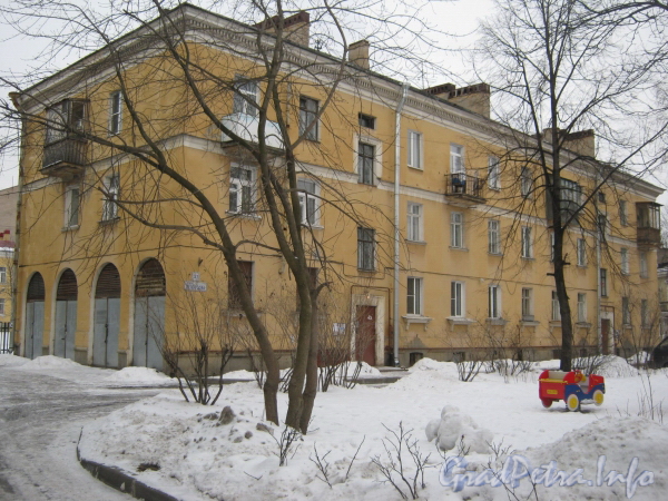 Ул. Белоусова, дом 21. Общий вид дома со стороны двора. Фото февраль 2012 г.