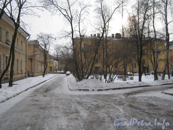 Двор дома 21 (в центре) по ул. Белоусова и находящиеся рядом дома по Севастопольской ул. (слева) - 33 (на переднем плане) и 37. Фото февраль 2012 г.