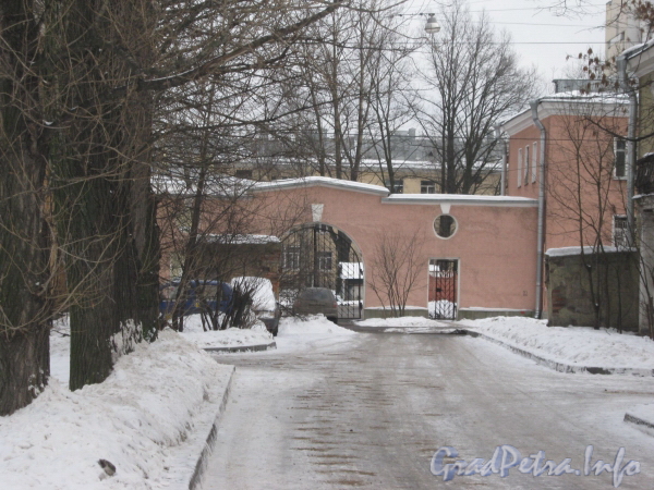Севастопольская ул., дом 36. Вид дома и ворот со стороны дома 31 корпус 2. Фото февраль 2012 г.