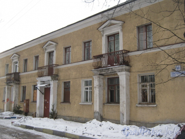 Севастопольская ул., дом 33. Общий вид дома со стороны парадных. Фото февраль 2012 г.
