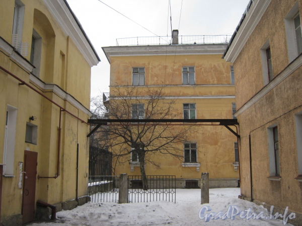 Вид на дом 19 по ул. Белоусова (в центре) через проход между домами 17 (слева) по ул. Белоусова и 37 (справа) по Севастопольской ул. Фото февраль 2012 г.