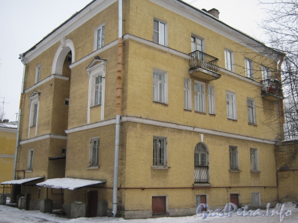 Ул. Белоусова, дом 17. Общий вид дома со стороны двора и парадной. Фото февраль 2012 г.